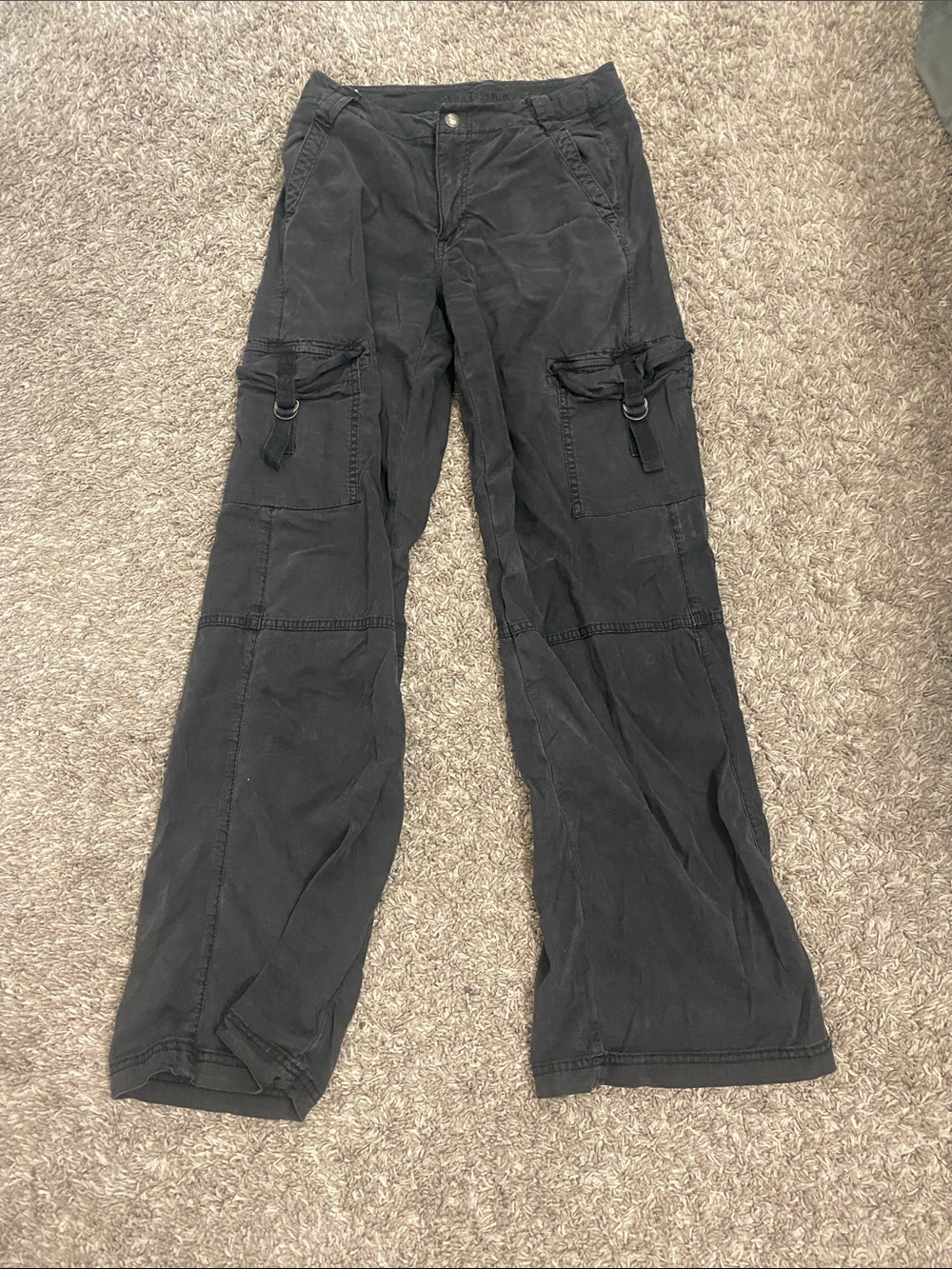 Women’s flowy, black cargo pant